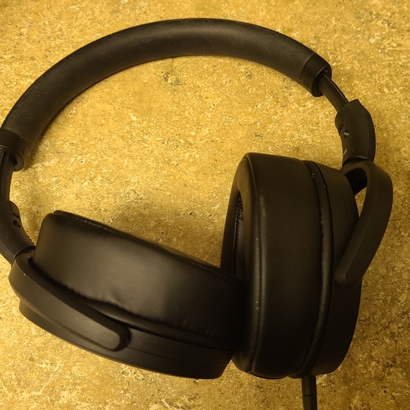 Sennheiser Corded Headphones - Picture 3 of 3